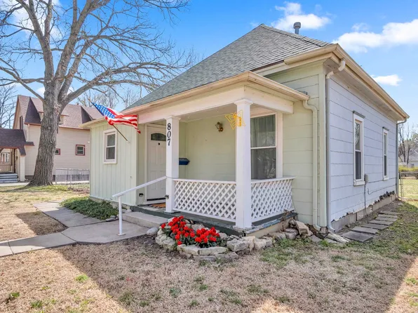 807 E 7th St, Newton, KS 67114