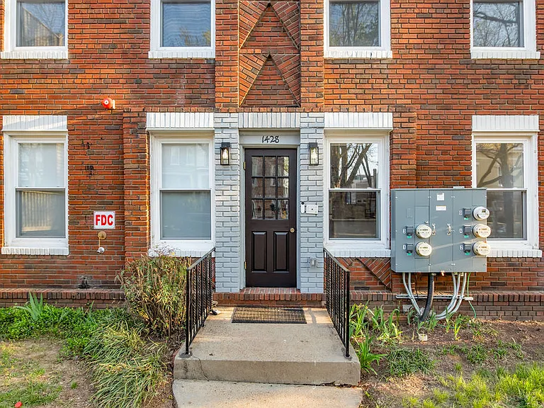 1428 A St SE #2 — Photo 3