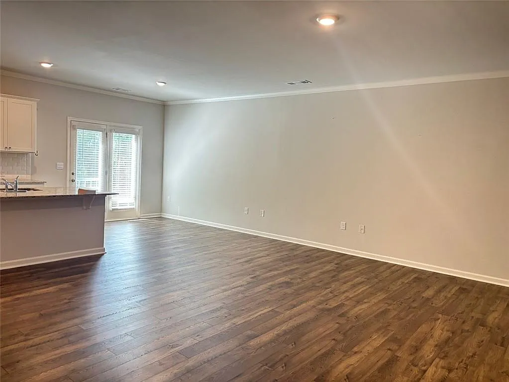 3 bed, 2.5 bath, 1965 sqft, $2,400 — Photo 4