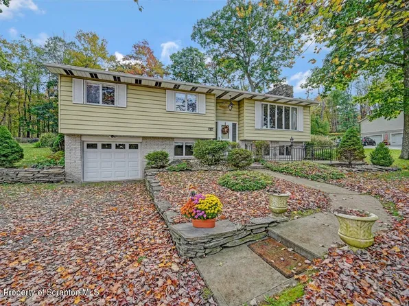 40 Hillcrest Dr, Gouldsboro, PA 18424