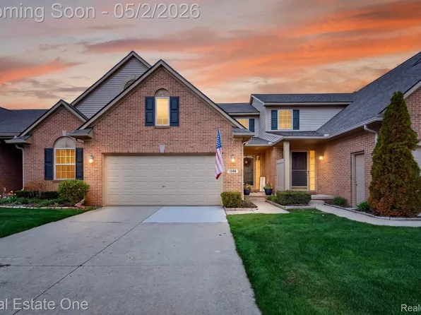 1396 Waverly Dr, White Lake, MI 48386