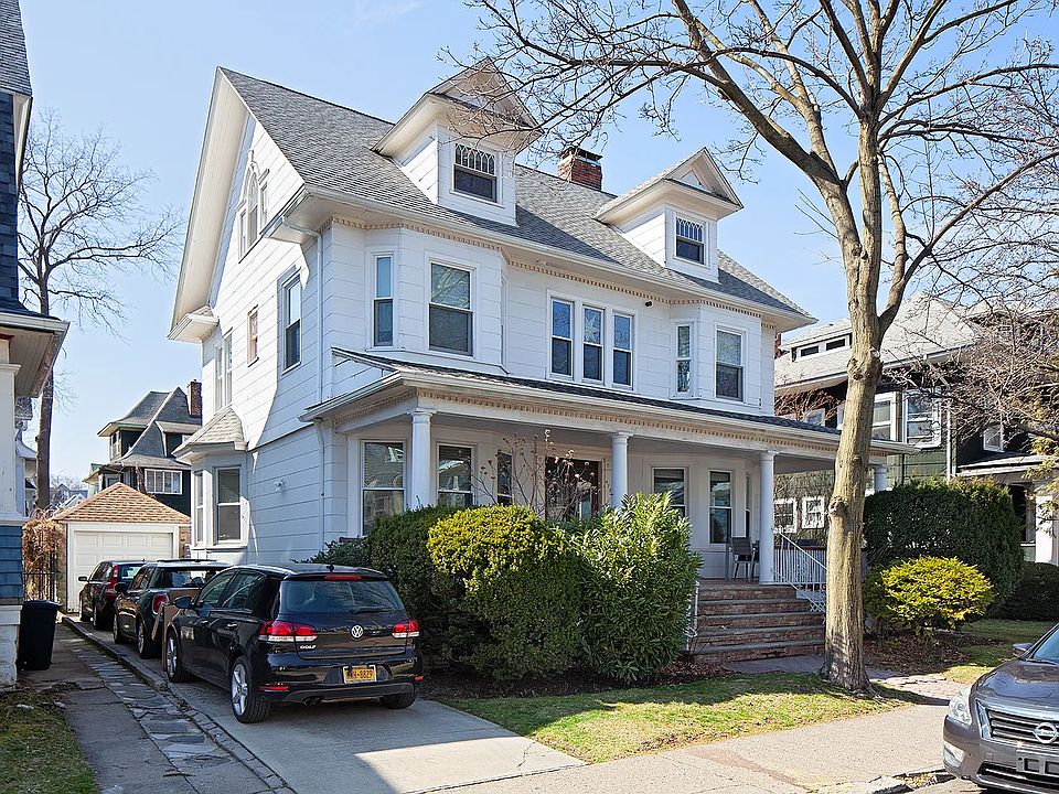 1st image of 472 E 16th St