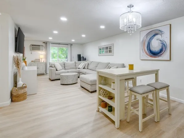 200 Manning St APT 16C, Hudson, MA 01749
