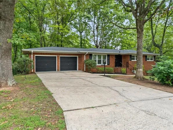 2205 Hathaway Dr, Greensboro, NC 27408