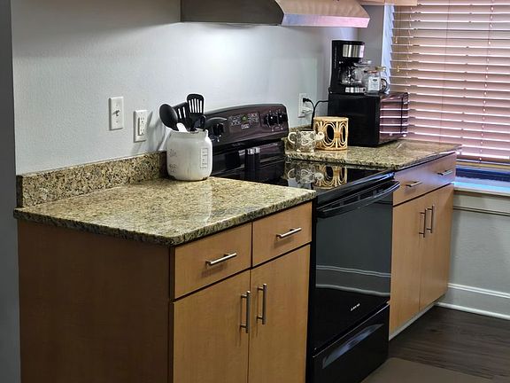 4th image of 302 W Commercial St #211A