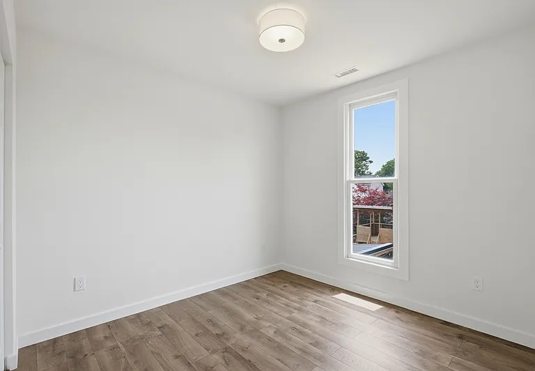 301 Kenmore Ave — Photo 13