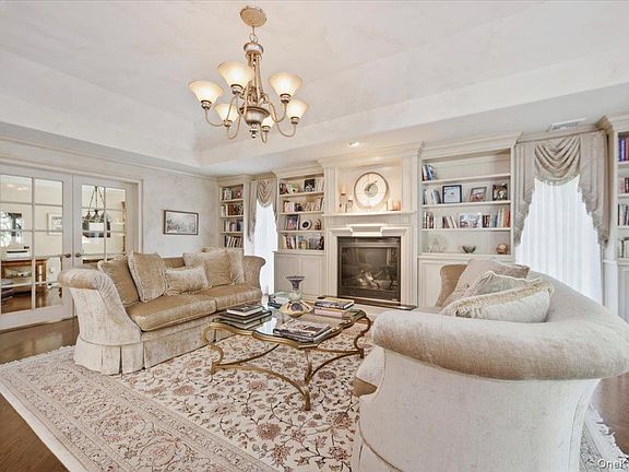 5th image of 33 Meadow Farm Road