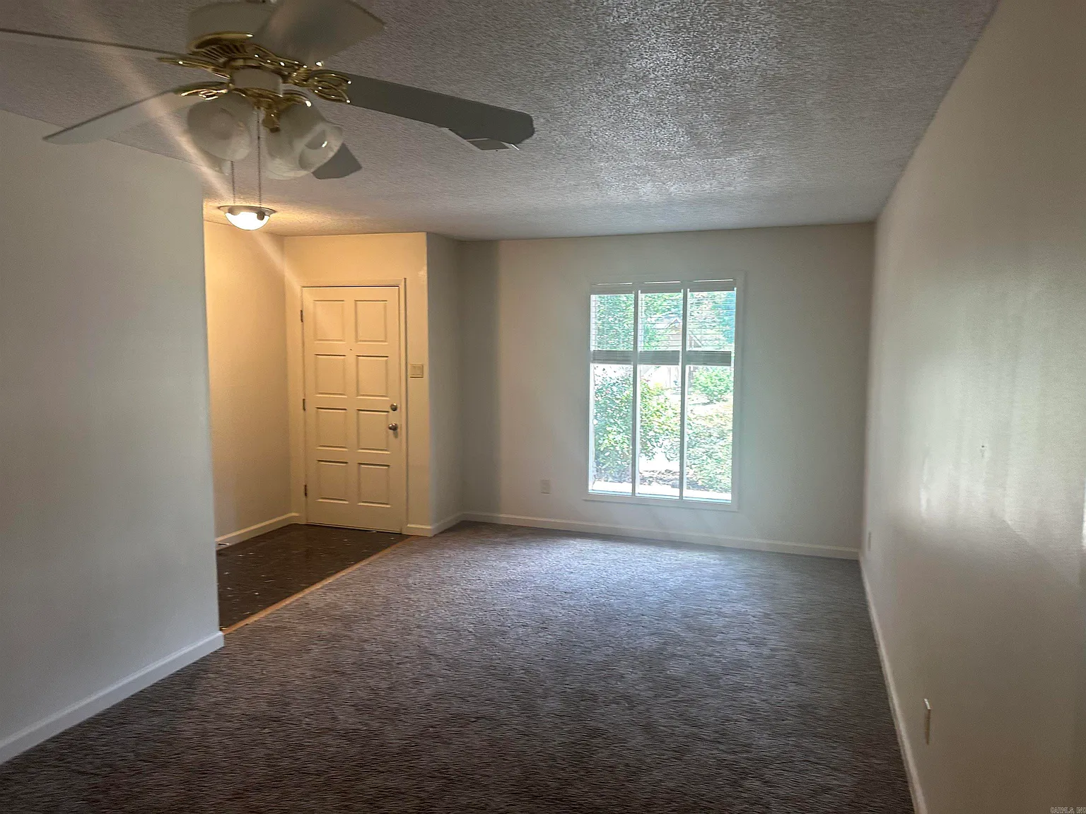 3 bed, 2.0 bath, 1700 sqft, $1,800 — Photo 2