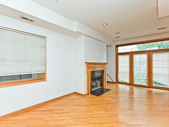 3rd image of 1113 W Cornelia Ave #2