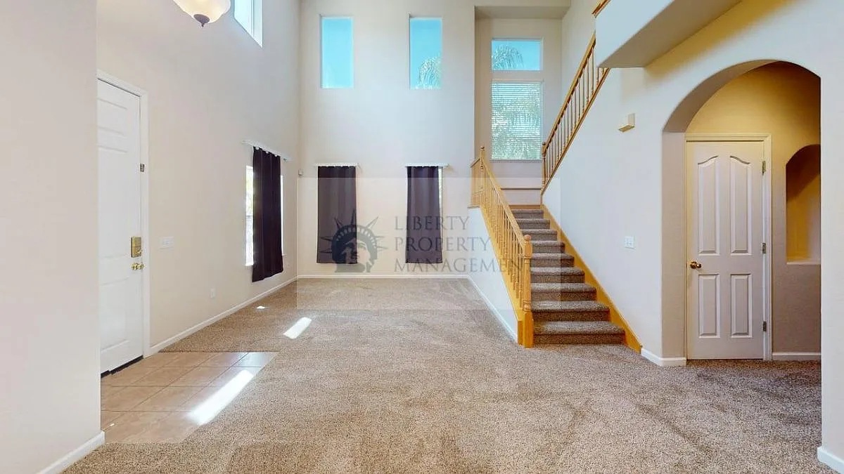 4 bed, 2.5 bath, 2562 sqft, $2,795 — Photo 2