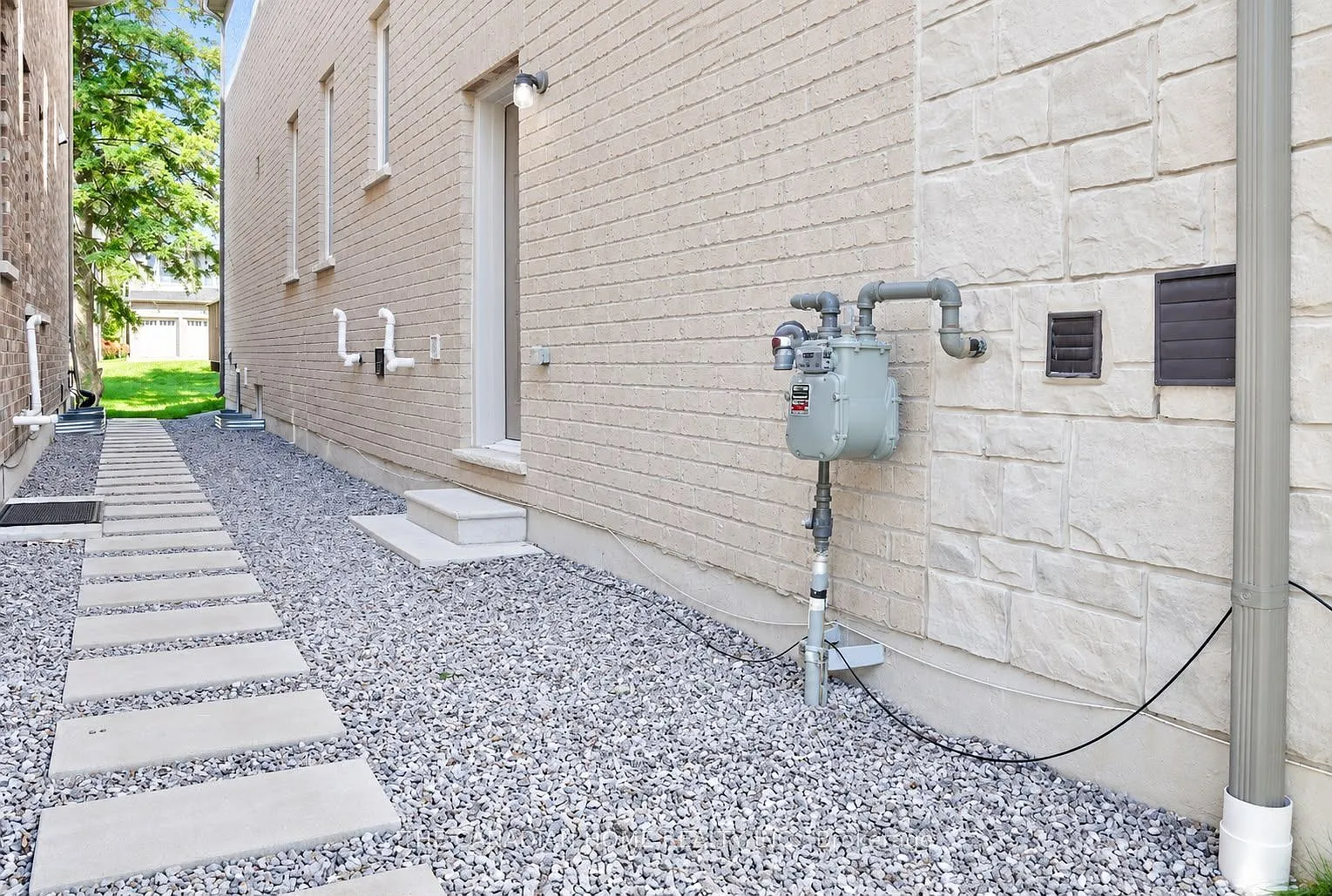 400 Finch Ave — Photo 2