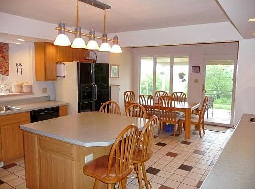 Fully-Equipped Kitchen w/Island & Breakfast Area