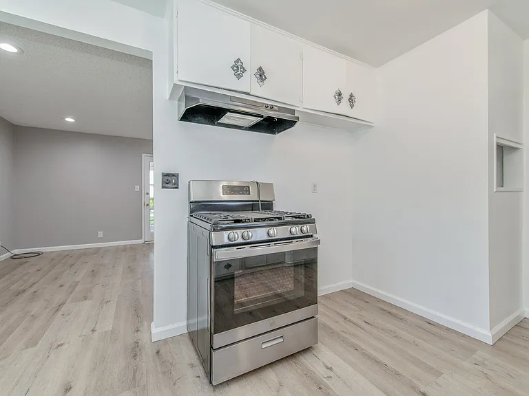 1674 E Princeton St — Photo 12