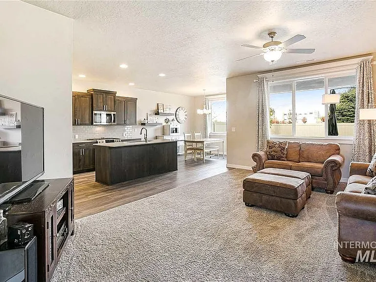 2087 S Hills Ave — Photo 25