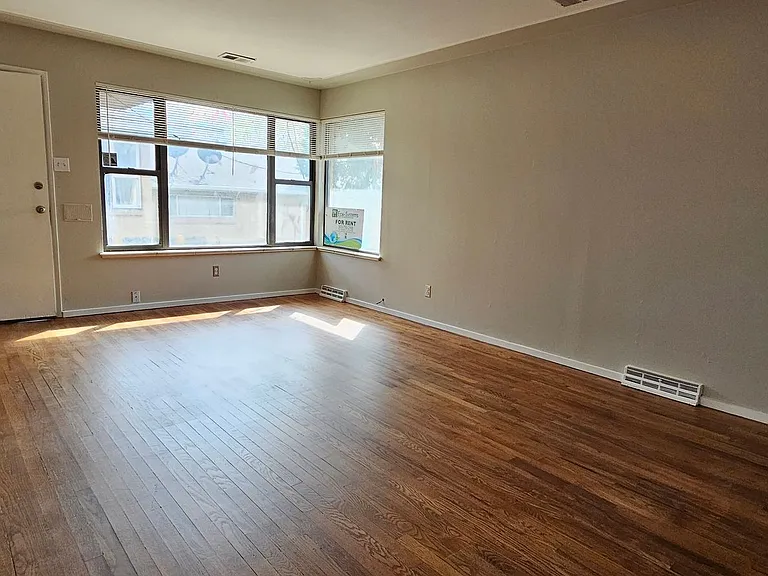 1136 Akron St — Photo 8
