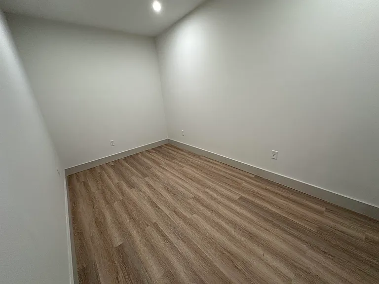 114 Main St #101 — Photo 8