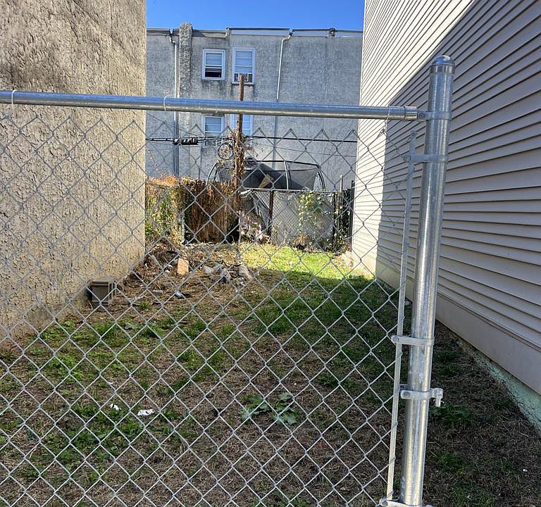 2nd image of 2010 N Darien St