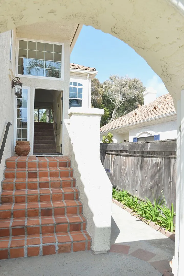 Port Royale three bedroom three bath yard gardener — Photo 2