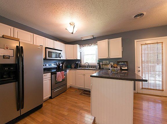 3rd image of 124 Canterbury Ln