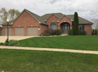 213 Dogwood Ln, Pekin, IL 61554