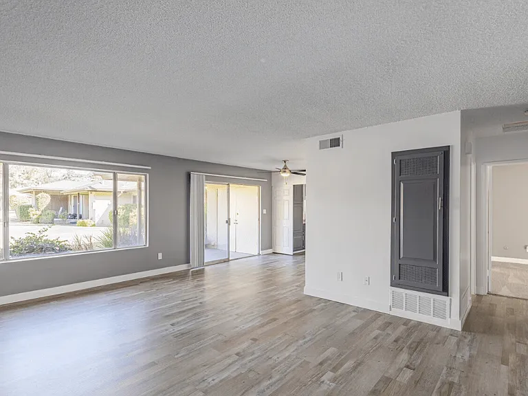 Ivanhoe Village Apartments — Photo 7