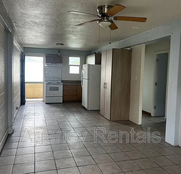 938 Owen St — Photo 1
