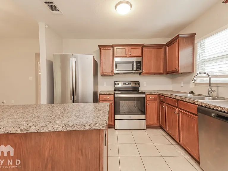 1014 Cottonwood Trl — Photo 2