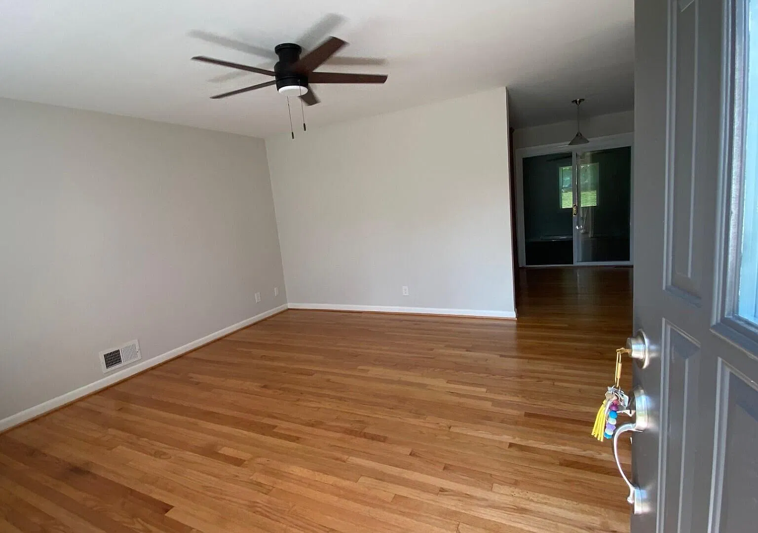 3 bed, 1.0 bath, 1124 sqft, $1,600 — Photo 3