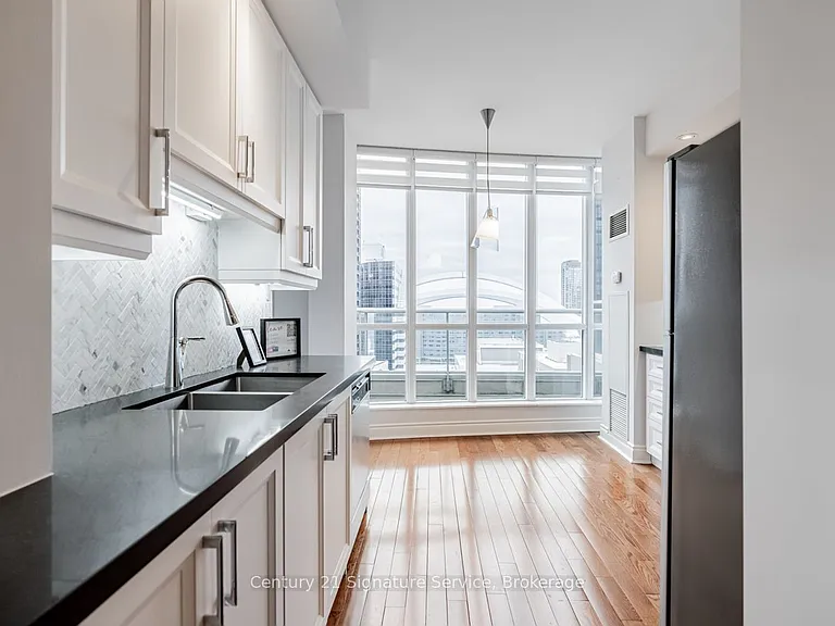 250 Wellington St W #Penthouse 36 — Photo 4