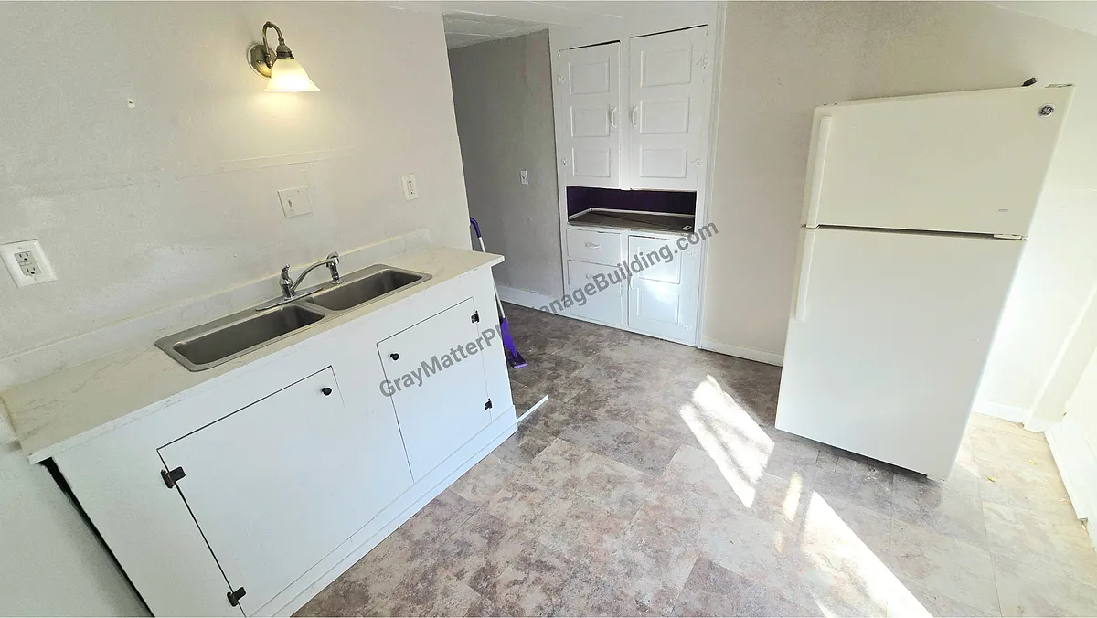 Building Photo - 2223 Peach St #3