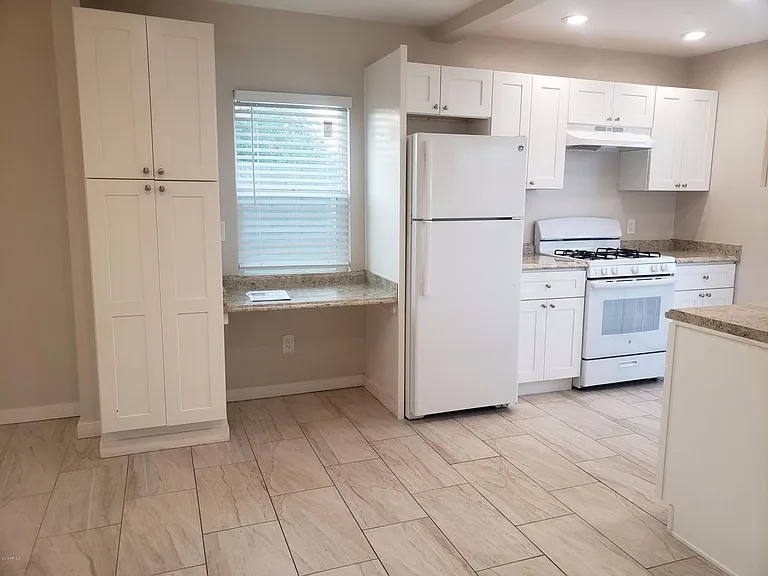 206-216 E Jones St — Photo 2