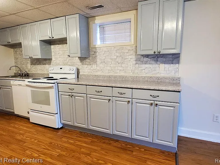 1349 Beach Dr — Photo 10