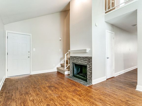3rd image of 4023 N Hall St APT 206