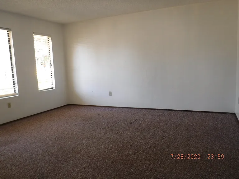 941 Sunwest Dr — Photo 4