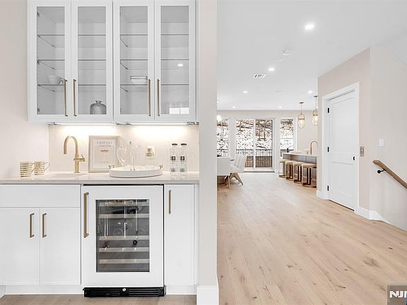 4th image of 188 Broadway Suite 1