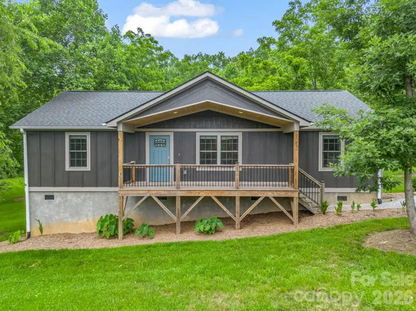 100 Walt Dr, Hendersonville, NC 28792