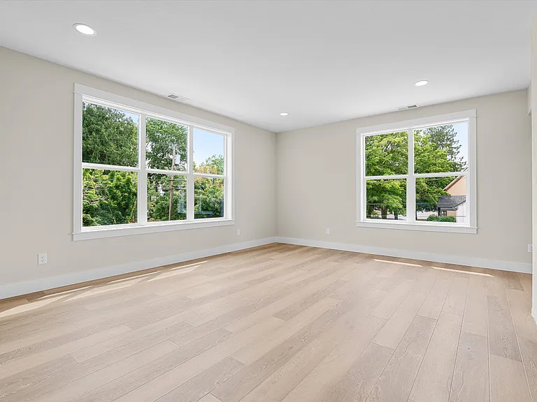 349 SE Walnut St — Photo 15