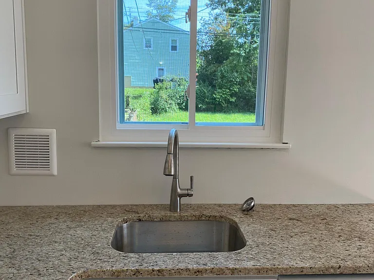 2851 Rossiter Ave — Photo 7