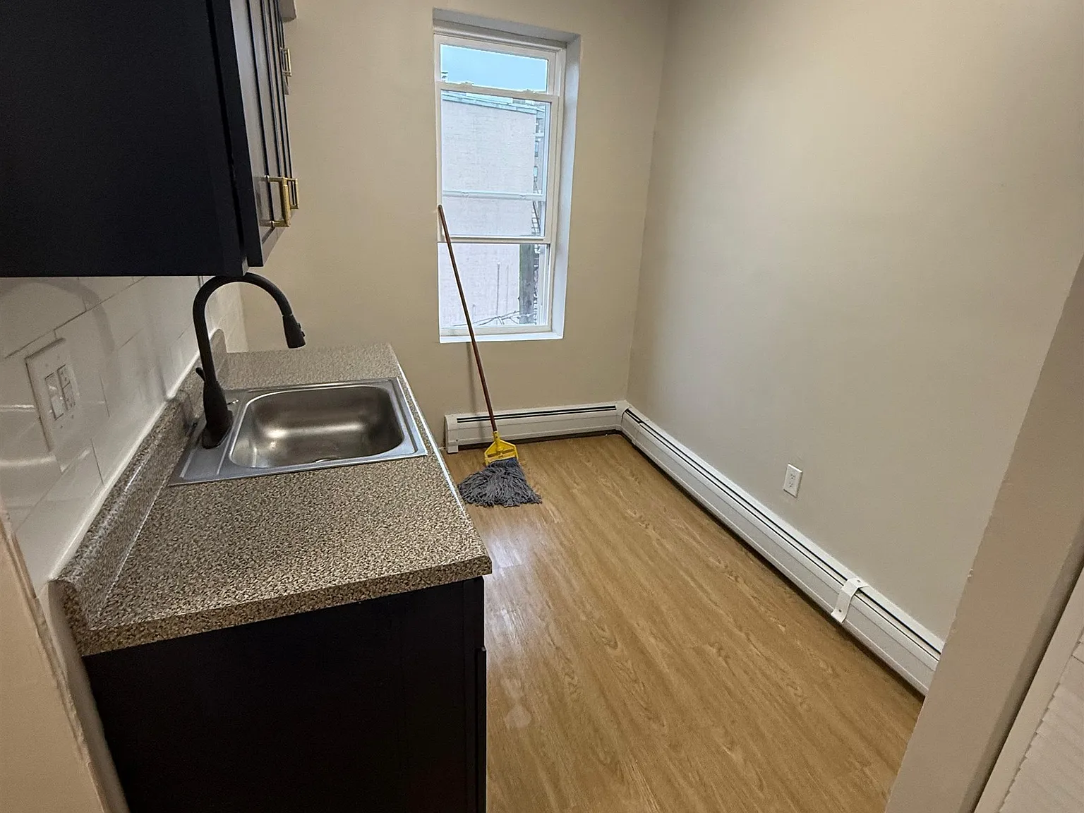2 bed, 1.0 bath, 1000 sqft, $2,050 — Photo 2