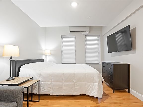 Queen Sealy Pillow Top. 55" SmartTV- Wifi+ DIrctTV.