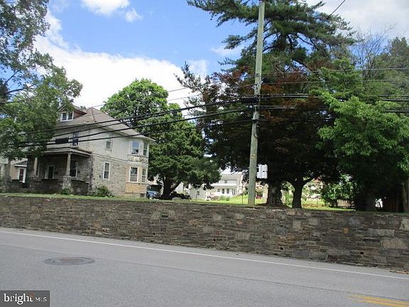 4th image of 222 E North Ln