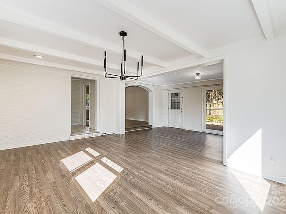 5th image of 203 Thornbird Ave