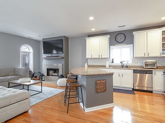 3rd image of 1614 N Artesian Ave #3