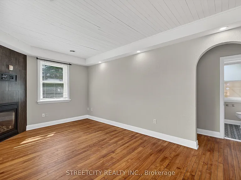 1055 Commissioners Rd E — Photo 10