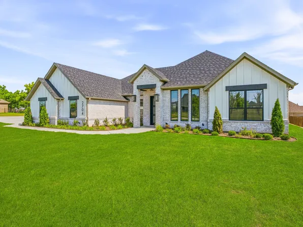 2704 Village Rd, Granbury, TX 76049