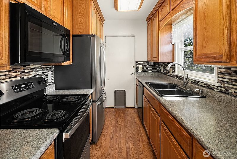 3rd image of 109 W 3rd Street