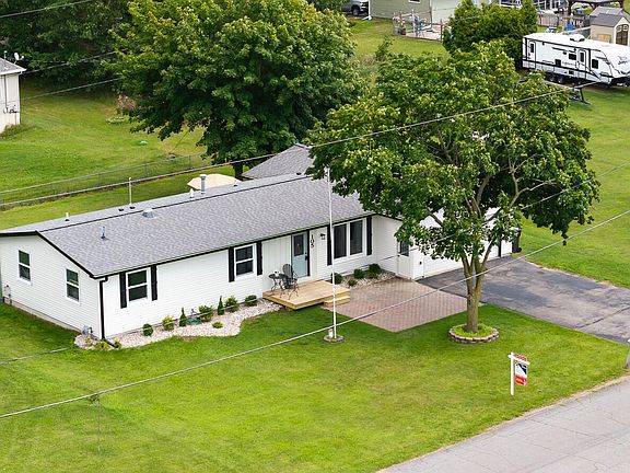 3rd image of 105 Camelot Ct