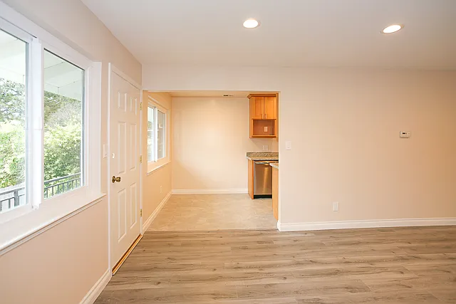 570 Oxford Ave #C — Photo 5