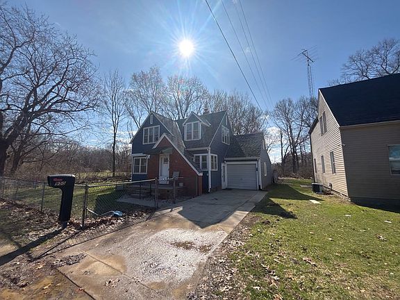 3rd image of 950 Davar St