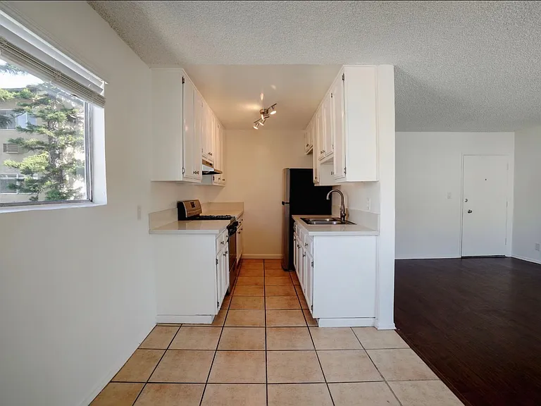 1134 N SYCAMORE AVE — Photo 21